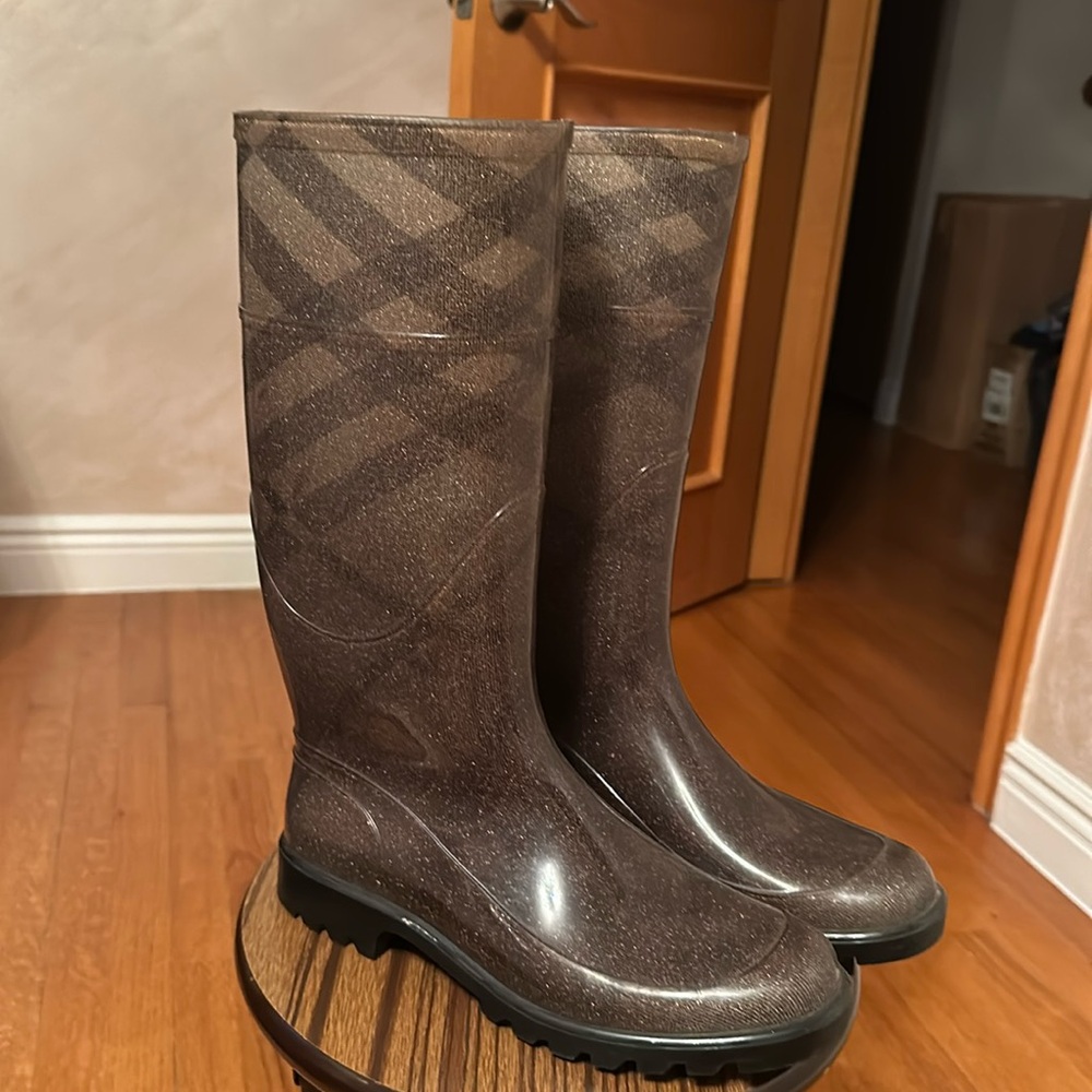 Burberry rain rubber boots